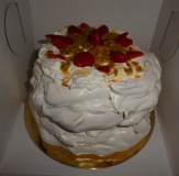 2018-02-23-dort-Pavlova-s-jahodami-a-maracujou