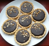 2018-03-29-tartelky-s-arašídovým-máslem-čokoládová-ganache-kokosový-cukr-a-himalájská-sůl